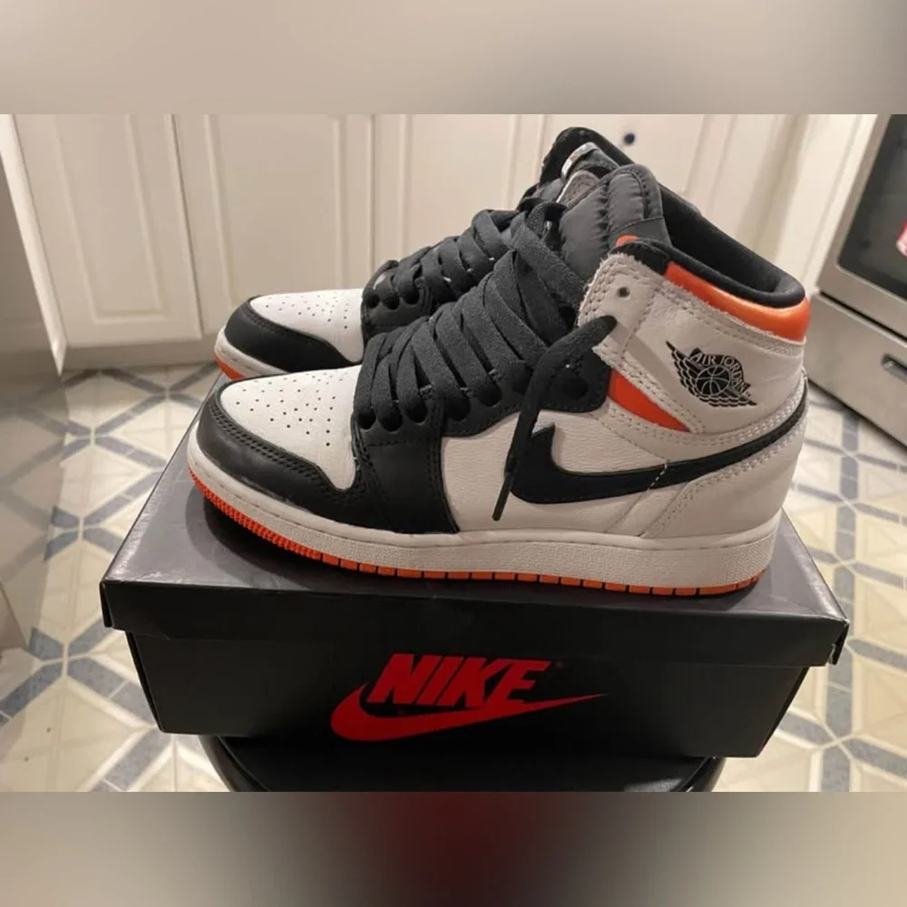 Air Jordan 1 Retro High OG “Electro Orange” Sneakers - Picture 4 of 8
